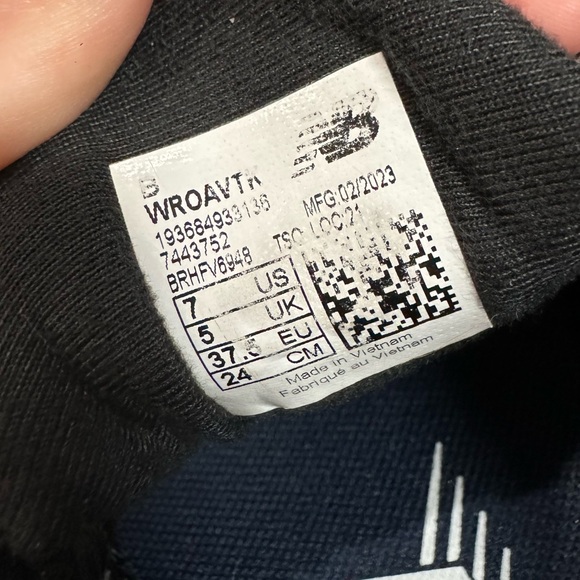 SOLD!!! New Balance Fresh Foam ROAV - Picture 3 of 7